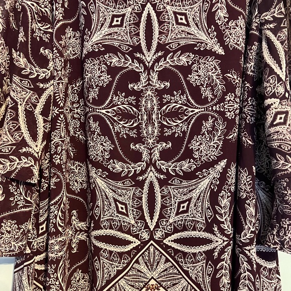 Avenue flowy dress women’s size 22/24 burgundy 3/4 sleeves with ruffles on ends - Picture 5 of 8